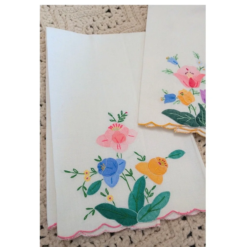 Vintage Floral Embroidered Hand Guest Towels White Scalloped Edge Set of 2